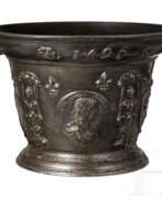 Gegenstände aus Metall. Bedeutender, großer Apothekenmörser mit Bildnis Ludwigs XIV., datiert 1692