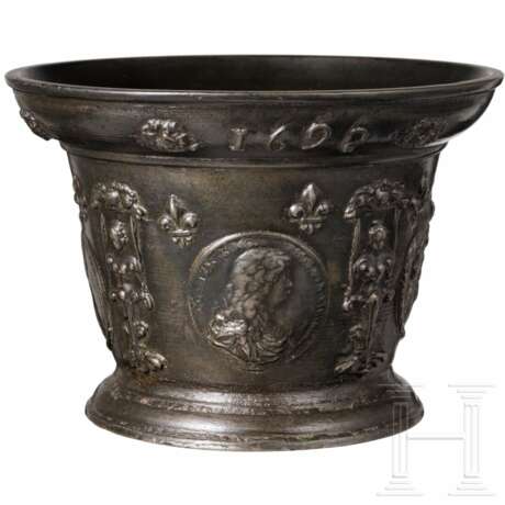 Bedeutender, großer Apothekenmörser mit Bildnis Ludwigs XIV., datiert 1692 - Foto 1