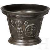 Bedeutender, großer Apothekenmörser mit Bildnis Ludwigs XIV., datiert 1692 - Foto 2