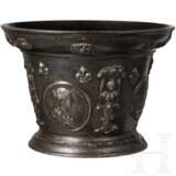 Bedeutender, großer Apothekenmörser mit Bildnis Ludwigs XIV., datiert 1692 - Foto 3