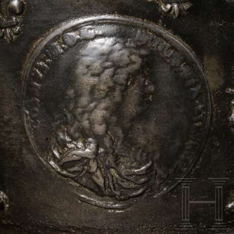 Bedeutender, großer Apothekenmörser mit Bildnis Ludwigs XIV., datiert 1692 - Foto 4