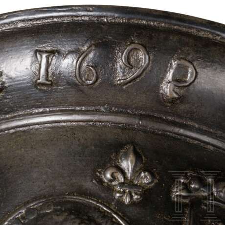 Bedeutender, großer Apothekenmörser mit Bildnis Ludwigs XIV., datiert 1692 - Foto 5