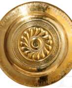 Gegenstände aus Metall. Beckenschlägerschüssel, Exportmodell für die Iberische Halbinsel mit Dekoration auf der Unterseite, Nürnberg, um 1500