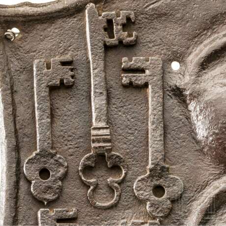 Eisernes Zunftschild einer Schlossergilde, Frankreich, Anfang 16. Jhdt. - photo 3