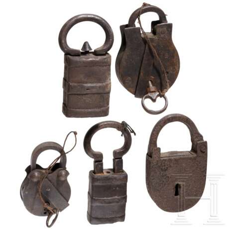 Fünf eiserne Hangschlösser, deutsch und asiatisch, um 1800 - photo 1