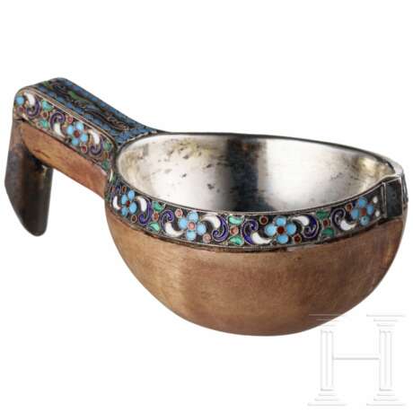 Kleiner Holz-Kowsch mit Cloisonné-Email, Russland, wohl St. Petersburg, Grigorij Pankratym, 1908 - photo 1