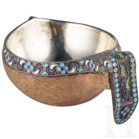Kleiner Holz-Kowsch mit Cloisonné-Email, Russland, wohl St. Petersburg, Grigorij Pankratym, 1908 - photo 2