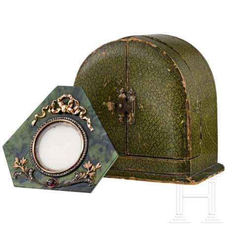 Mit Gold und Diamanten besetzter Nephrit-Fotorahmen im Stil von Fabergé - photo 1