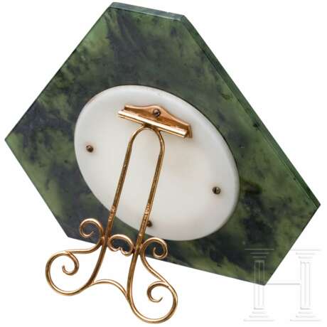 Mit Gold und Diamanten besetzter Nephrit-Fotorahmen im Stil von Fabergé - photo 3