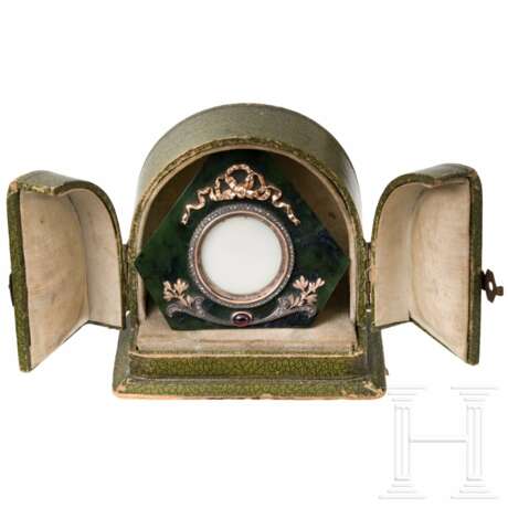 Mit Gold und Diamanten besetzter Nephrit-Fotorahmen im Stil von Fabergé - photo 5