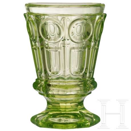 Reliefierter Uranglas-Becher, wohl Russland, Maltsov-Fabrik, 19. Jhdt. - Foto 1