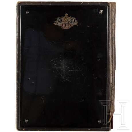 Mappe für Briefschaften mit Lackplaketten "Bojarenpaar am Zaun", Russland, Ostaschkowo, Werkstatt Osip F. Wischnjakow mit Söhnen, 1873 - 1882 - photo 2
