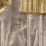 Ikone mit den drei heiligen Hierarchen mit Vermeil-Oklad und Cloisonné-Email-Nimben, Russland, Ende 19. Jhdt. (Ikone), 1896 - 1908 (Oklad) - photo 3