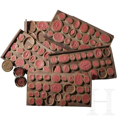 Daktyliothek mit Wachsabdrücken von antiken Intaglien mit militärischen und mythologischen Motiven, 18./19. Jhdt. - photo 1
