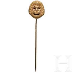 Goldene Krawattennadel in Form einer antiken Theatermaske