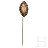 Diamantbesetzte goldene Anstecknadel mit Würdenträger - фото 1