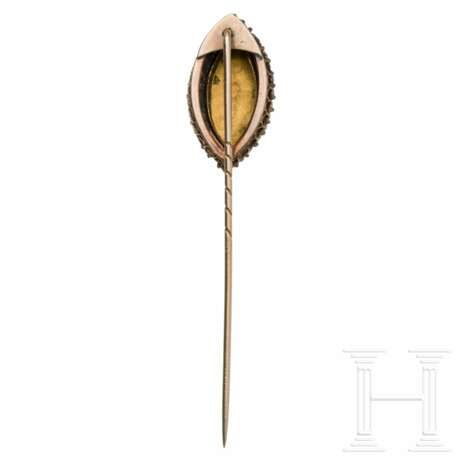 Diamantbesetzte goldene Anstecknadel mit Würdenträger - фото 2