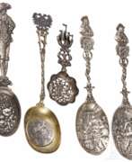 Objects of vertu. Fünf Historismus-Löffel, deutsch, Hanau (zwei)/Niederlande (einer), Ende 19. Jhdt.