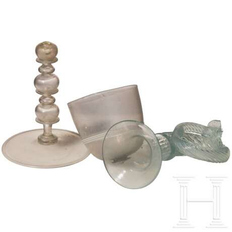 Hohes Kelchglas und Fragment einer Trompete (Jagdhorn), Facon de Venise, 17./18. Jhdt. - photo 1
