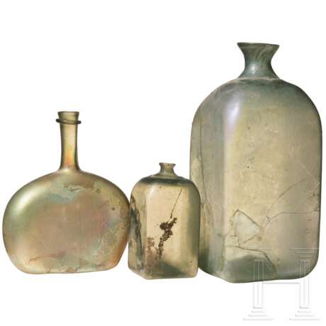 Zwei Vierkantflaschen und eine Plattflasche, 19. Jhdt. - photo 2