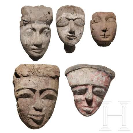 Fünf altägyptische Mumienmasken aus Holz, Spätzeit oder ptolemäisch, Mitte 1. Jtsd. v. Chr. - 1. Jhdt. v. Chr. - photo 1