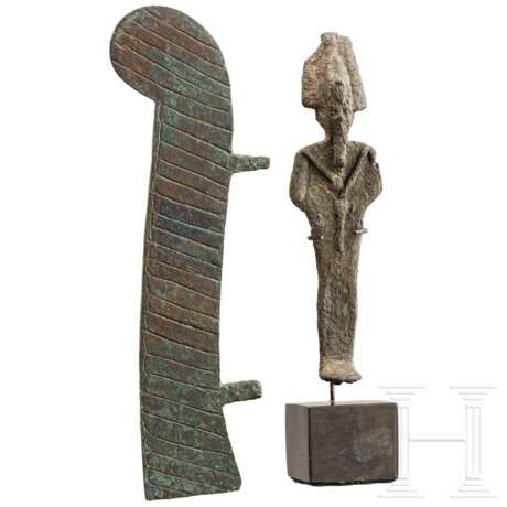 Bronzestatuette des Osiris und bronzene Maat-Feder, Spätzeit, mittleres Drittel 1. Jtsd. v. Chr. - photo 1