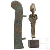 Bronzestatuette des Osiris und bronzene Maat-Feder, Spätzeit, mittleres Drittel 1. Jtsd. v. Chr. - photo 1