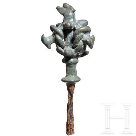 Bronzeaufsatz mit drei "Ziegenprotomen" in Flechtwerk mit Knoten auf eisernem Dorn, Luristan, frühes 1. Jtsd. v. Chr. - Foto 1