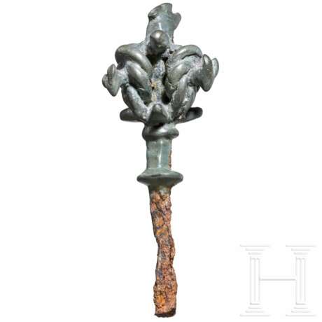 Bronzeaufsatz mit drei "Ziegenprotomen" in Flechtwerk mit Knoten auf eisernem Dorn, Luristan, frühes 1. Jtsd. v. Chr. - Foto 2