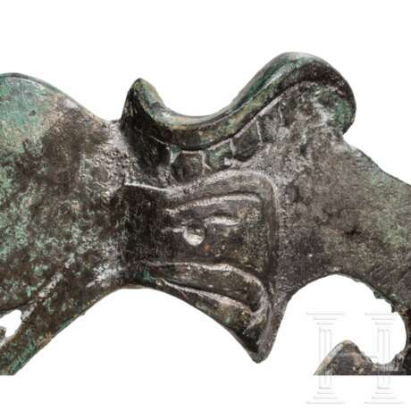 Bronzene Doppelaxt mit verzierter vorderer Schneide und breitem Blatt im Nacken, auf der Schaftröhre ein Raubvogelkopf, Luristan, frühes 2. Jtsd. v. Chr. - photo 4
