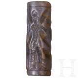 Großes Rollsiegel aus grauem Chalcedon, Zeit der assyrischen Dominanz über das babylonische Reich, 9. - 7. Jhdt. v. Chr. - Foto 1
