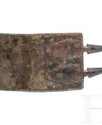 Античное искусство и Раскопки. Fragment eines mittelitalischen Gürtels mit zwei Gürtelhaken, 3. Jhdt. v. Chr.