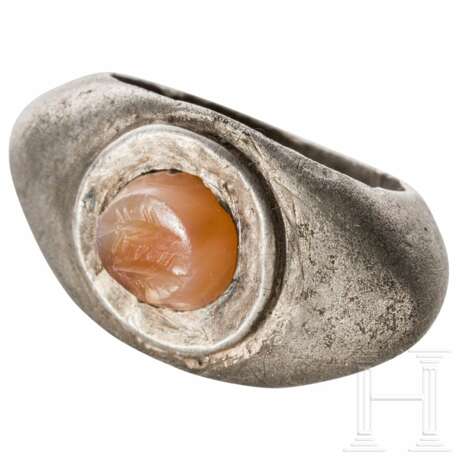 Silberring mit Gemme (zwei Fische), römisch, 3. Jhdt. n. Chr. - photo 1