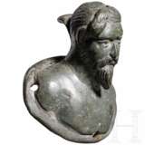 Bronzeapplike mit Büste eines Germanen mit Haarknoten, römisch, spätes 2. Jhdt. n. Chr. - Foto 2