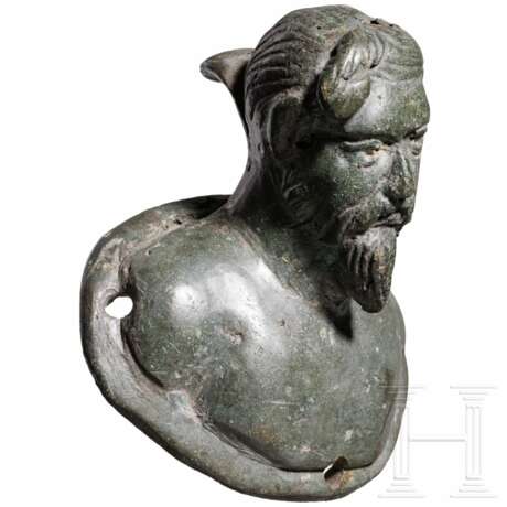 Bronzeapplike mit Büste eines Germanen mit Haarknoten, römisch, spätes 2. Jhdt. n. Chr. - Foto 2