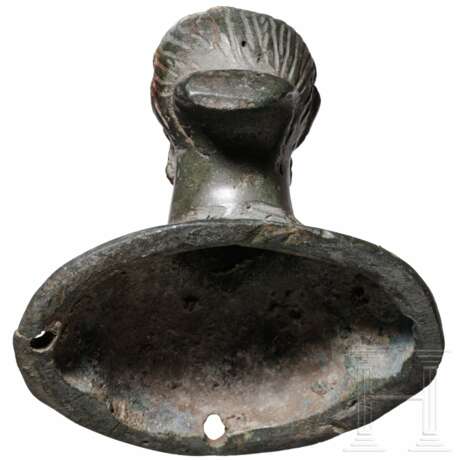 Bronzeapplike mit Büste eines Germanen mit Haarknoten, römisch, spätes 2. Jhdt. n. Chr. - Foto 3
