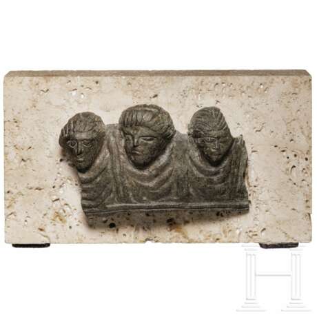 Fragment vom Bronzediadem einer Priesterstatue mit drei Büsten, ostmediterrane Provinzen, 3. - frühes 5. Jhdt. n. Chr. - Foto 1