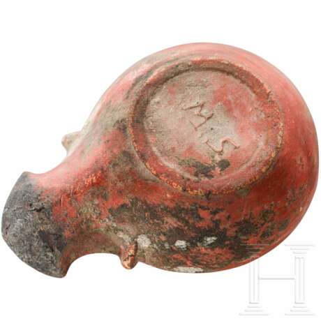 Öllampe mit Bestiarius im Kampf gegen Löwen, römisch, Mitte 1. Jhdt. n. Chr. - photo 3