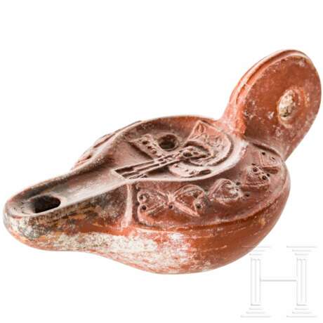 Öllampe mit Chi-Rho, spätrömisches Nordafrika, Spätes 4. - frühes 5. Jhdt. n. Chr. - photo 2