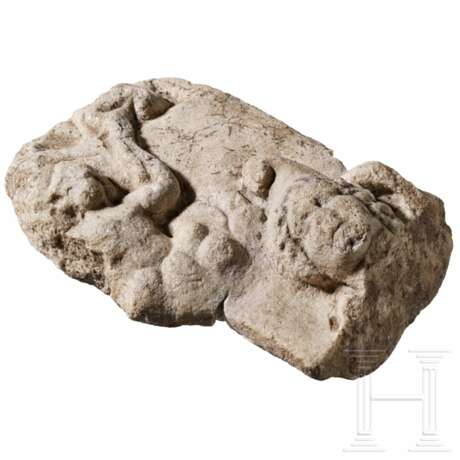 Relieffragment mit Mithraskopf und Cautes mit Fackel, 3. Jhdt. n. Chr. - Foto 2
