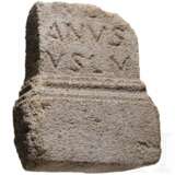 Weihealtarfragment aus Kalkstein, römisch, 2. - 3. Jhdt. n. Chr. - Foto 1