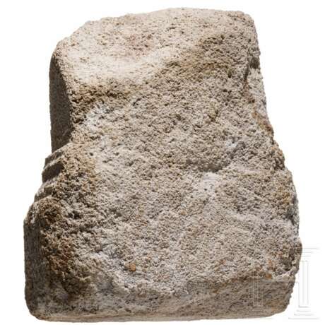 Weihealtarfragment aus Kalkstein, römisch, 2. - 3. Jhdt. n. Chr. - Foto 2