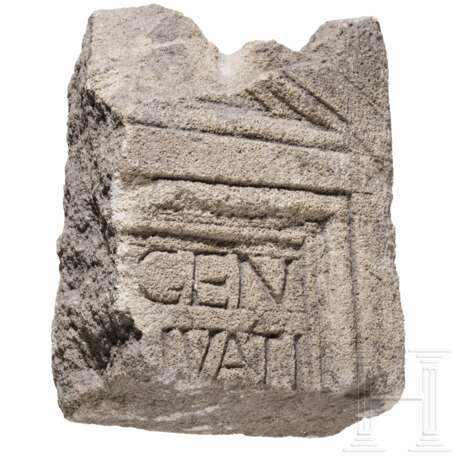 Fragment vom Giebel eines Grabsteins mit Inschrift, römisch, spätes 1. - frühes 2. Jhdt. n. Chr. - Foto 1