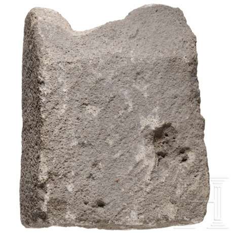 Fragment vom Giebel eines Grabsteins mit Inschrift, römisch, spätes 1. - frühes 2. Jhdt. n. Chr. - Foto 2