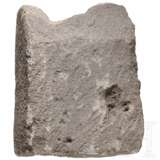 Fragment vom Giebel eines Grabsteins mit Inschrift, römisch, spätes 1. - frühes 2. Jhdt. n. Chr. - Foto 2
