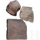 Drei Ziegel, gestempelt, darunter zwei Legionsstempel, römisch, 2. - 3. Jhdt. n. Chr. - photo 1