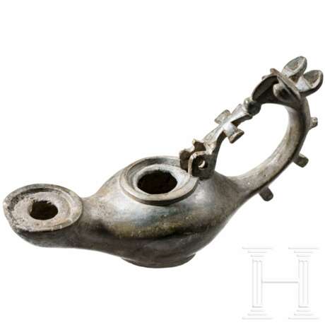 Öllampe aus Bronze mit Tierkopf und Kreuz, frühbyzantinisch, 6. - 7. Jhdt. - Foto 2