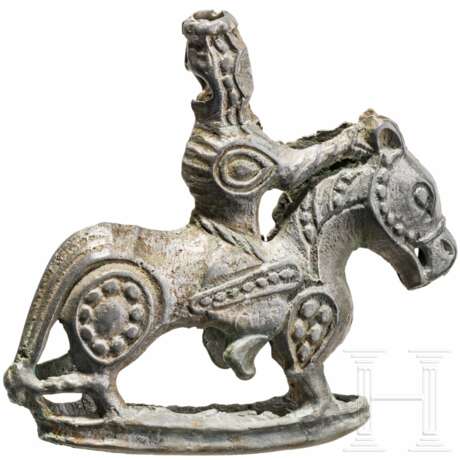 Beschlag mit Reiter aus Zinnbronze, finno-ugrisch, 11. Jhdt. - photo 2