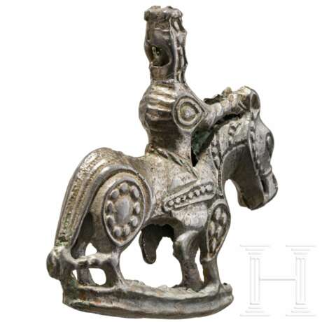 Beschlag mit Reiter aus Zinnbronze, finno-ugrisch, 11. Jhdt. - photo 4