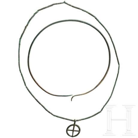 Halsring und Kette aus Spiralrollen mit Radanhänger, Urnenfelderzeit, 12. - 11. Jhdt. v. Chr. - фото 1